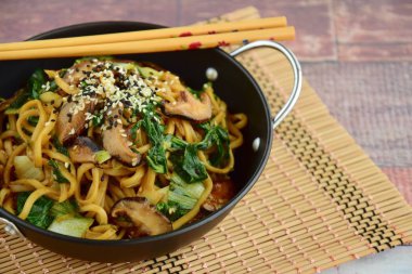 Shiitake mantarlı ramen ve beyaz ve siyah susamlı çikolotalı garnitür.