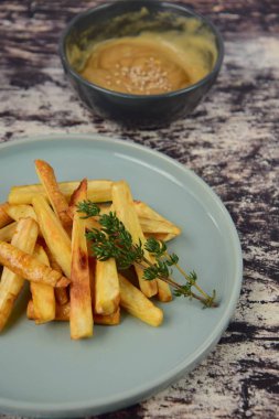 Cevizli tahin soslu kavrulmuş havuç.