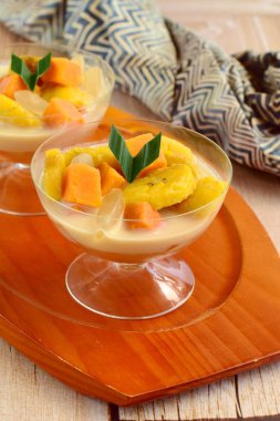 Endonezya Tatlısı, Kolak Pisang Ubi, muz ve tatlı patates püresi. Hindistan cevizi sütü, palmiye şekeri ve pandanus yapraklarıyla pişirilmiş muz. Ramadhan sırasında çok popüler.