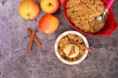 Apple crumble topped with ice cream and cinnamon powder