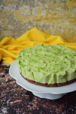 Çiğ pişmemiş organik avokado limonlu cheesecake.