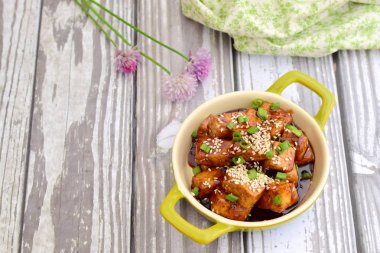 Soya soslu, susamlı ve soğanlı doğranmış tofu..