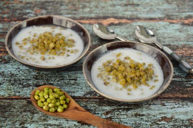 Bubur Kacang Hijau, Hindistan cevizi sütü, palmiye şekeri ve pandan yaprağından yapılmış fasulye lapasından yapılmış Endonezya tatlısı.. 