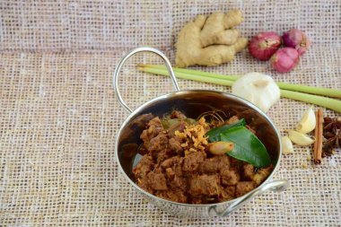 Rendang padang, hindistan cevizi sütü ve baharat, Endonezya gıda pişmiş sığır eti 