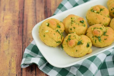 Sarımsaklı ekmek ve tereyağı sosu.