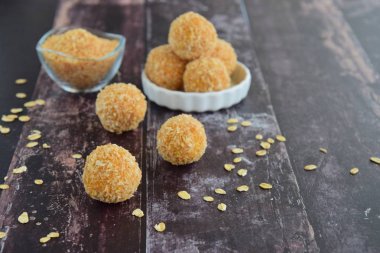 Tatlı patates yulaflı hindistan cevizi enerji topları koyu ahşap arka planda