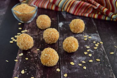 Tatlı patates yulaflı hindistan cevizi enerji topları koyu ahşap arka planda