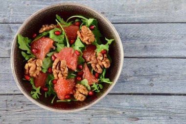 Greyfurtlu, cevizli ve nar tohumlu Arugula salatası.