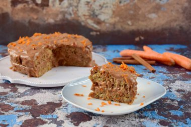 Vejetaryen glütensiz tarçınsız çikolatalı havuçlu kek ve muz badem yağı jölesi.