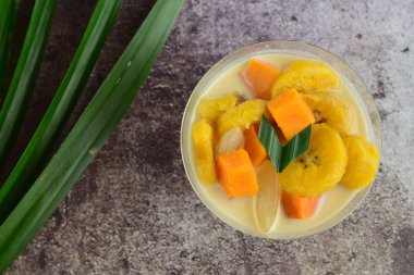 Endonezya Tatlısı, Kolak Pisang Ubi, muz ve tatlı patates püresi. Hindistan cevizi sütü, palmiye şekeri ve pandanus yapraklarıyla pişirilmiş muz. Ramadhan sırasında çok popüler.