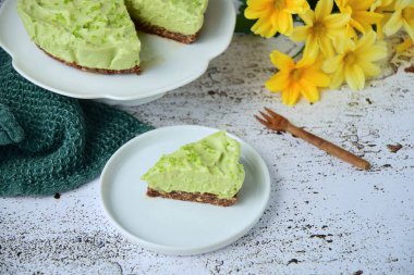 Çiğ pişmemiş organik avokado limonlu cheesecake.