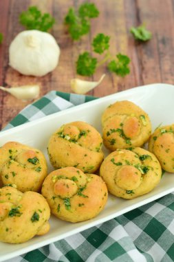 Sarımsaklı ekmek ve tereyağı sosu.