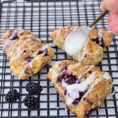 Soğutma rafında şeker kaplı böğürtlenli limonlu çörekler. 
