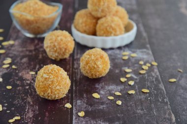 Tatlı patates yulaflı hindistan cevizi enerji topları koyu ahşap arka planda