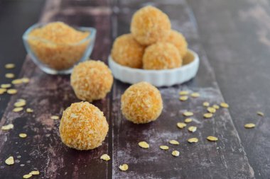 Tatlı patates yulaflı hindistan cevizi enerji topları koyu ahşap arka planda