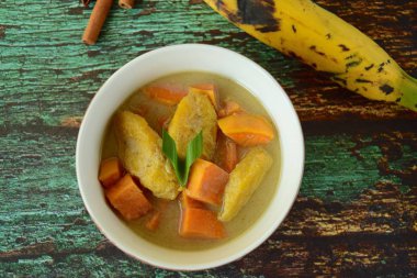 Endonezya Tatlısı, Kolak Pisang Ubi, muz ve tatlı patates püresi. Hindistan cevizi sütü, palmiye şekeri ve pandanus yapraklarıyla pişirilmiş muz. Ramadhan sırasında çok popüler.