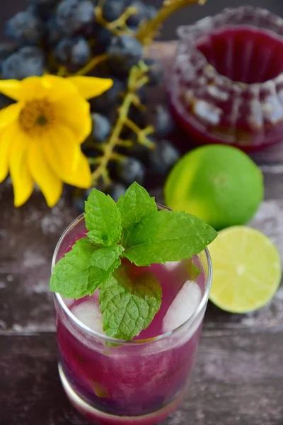 Refreshing Red Grape Beverage Glass Ice Cubes Garnish Mint Leaves — ストック写真