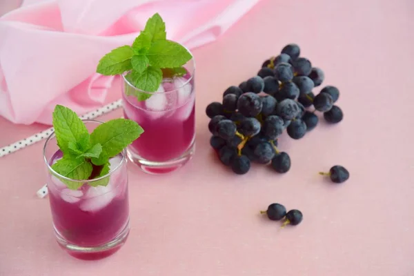 Refreshing Red Grape Beverage Glass Ice Cubes Garnish Mint Leaves — ストック写真