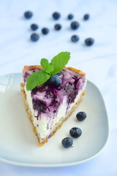 Blaubeer Käsekuchen Mit Minzblättern Auf Weißem Hintergrund — Stockfoto