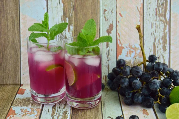 Bebida Uva Vermelha Refrescante Vidro Com Cubos Gelo Enfeite Com — Fotografia de Stock
