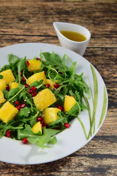 Arugula Salad Mango Pomegranate Served Olive Oil Dressing — Stockfoto