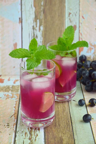 Refreshing Red Grape Beverage Glass Ice Cubes Garnish Mint Leaves — Stockfoto