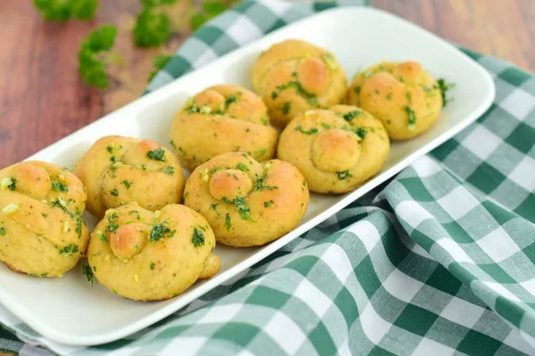 Sarımsaklı ekmek ve tereyağı sosu.