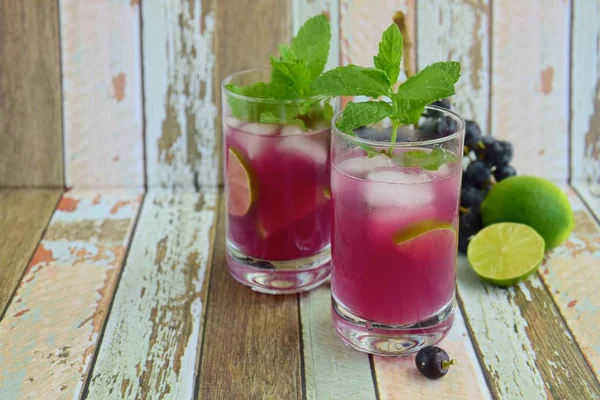 Refreshing Red Grape Beverage Glass Ice Cubes Garnish Mint Leaves — ストック写真