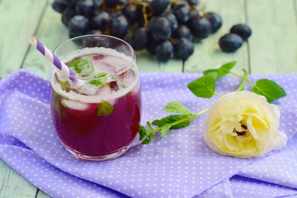 Refrescante Bebida Uva Roja Vaso Con Cubitos Hielo Decorado Con — Foto de Stock