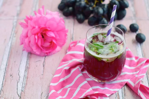 Refreshing Red Grape Beverage Glass Ice Cubes Garnish Mint Leaves — Foto de Stock