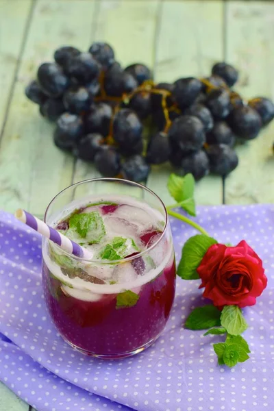 Refrescante Bebida Uva Roja Vaso Con Cubitos Hielo Decorado Con — Foto de Stock