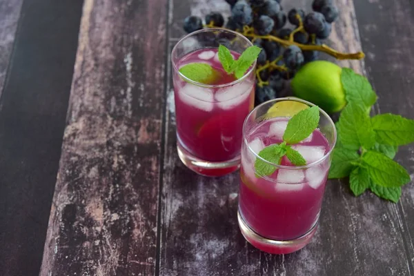 Refreshing Red Grape Beverage Glass Ice Cubes Garnish Mint Leaves — Φωτογραφία Αρχείου
