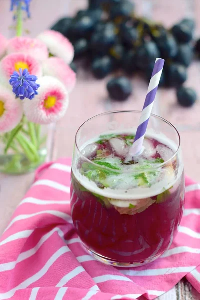 Refreshing Red Grape Beverage Glass Ice Cubes Garnish Mint Leaves — Photo