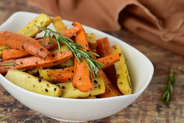 Roasted Carrot Parsnip Rosemary Plate Green Wooden Background Served Hummus — Foto de Stock
