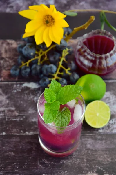 Refreshing Red Grape Beverage Glass Ice Cubes Garnish Mint Leaves — Photo