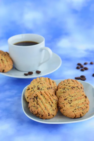 Cookies Chocolate Sprinkles Served Cup Coffee Blue Background — Foto de Stock