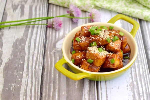 Diced Tofu Sójovou Omáčkou Sezamovými Semínky Pažitkou — Stock fotografie