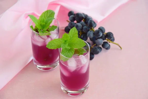 Refreshing Red Grape Beverage Glass Ice Cubes Garnish Mint Leaves — ストック写真
