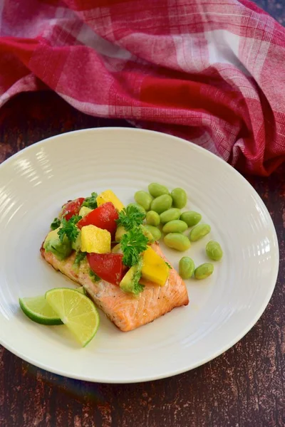 Grilled Salmon Mango Avocado Tomato Salsa Edamame Beans — Zdjęcie stockowe