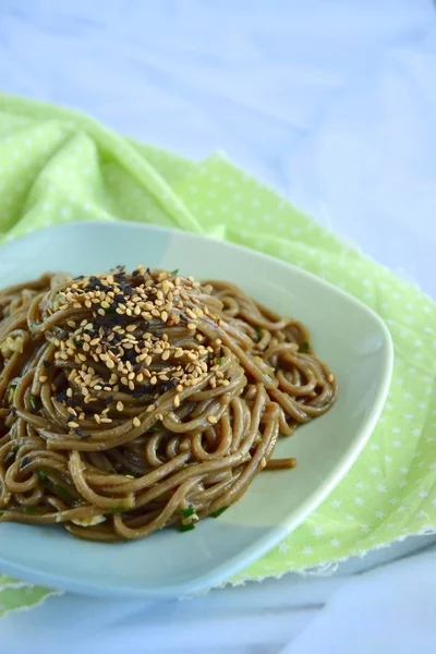 Nouille Soba Ail Gingembre Sauce Soja Garnir Graines Sésame — Photo