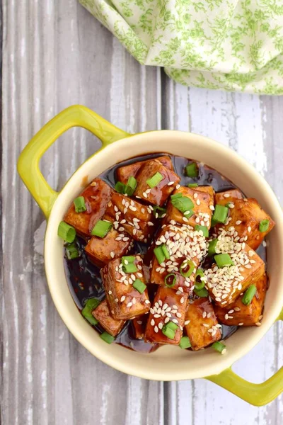 Diced Tofu Sójovou Omáčkou Sezamovými Semínky Pažitkou — Stock fotografie