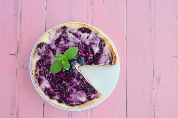 Blaubeer Käsekuchen Mit Frischen Minzblättern — Stockfoto