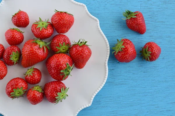 Fresh Organic Strawberries White Plate Blue Background — Fotografia de Stock