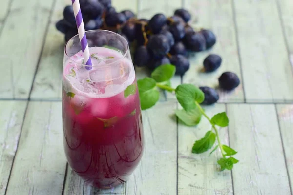 Refrescante Bebida Uva Roja Vaso Con Cubitos Hielo Decorado Con — Foto de Stock