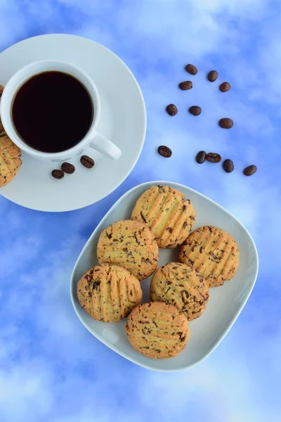 Cookies Chocolate Sprinkles Served Cup Coffee Blue Background — Foto de Stock