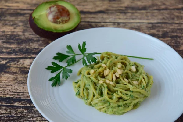 Glütensiz nohut spagettisi avokado ıspanaklı pesto soslu maydanoz ve çam fıstıklı garnitür.