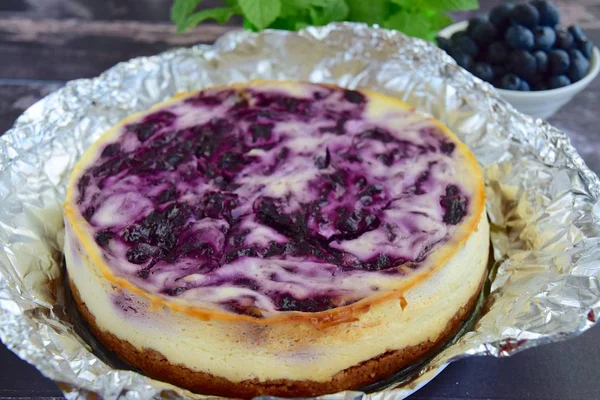 Hausgemachter Wirbel Blaubeer Käsekuchen Auf Dunklem Holzhintergrund — Stockfoto