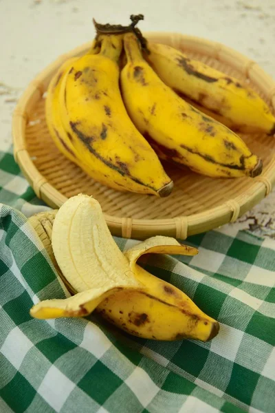 Свежие Органические Бананы Латундан Тундан Шелковые Бананы Писанг Раджа Серех — стоковое фото