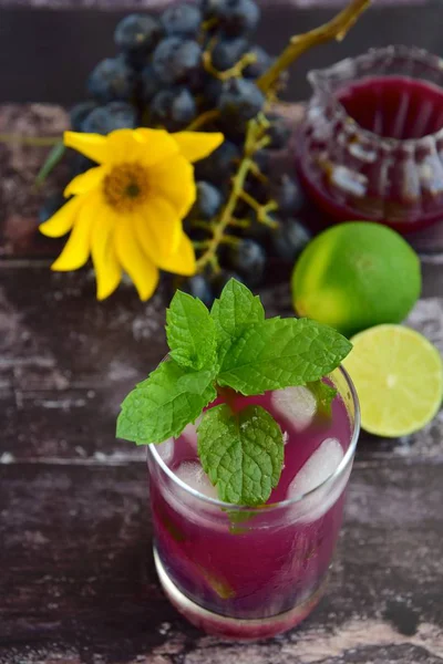 Refreshing Red Grape Beverage Glass Ice Cubes Garnish Mint Leaves — Stock Photo, Image