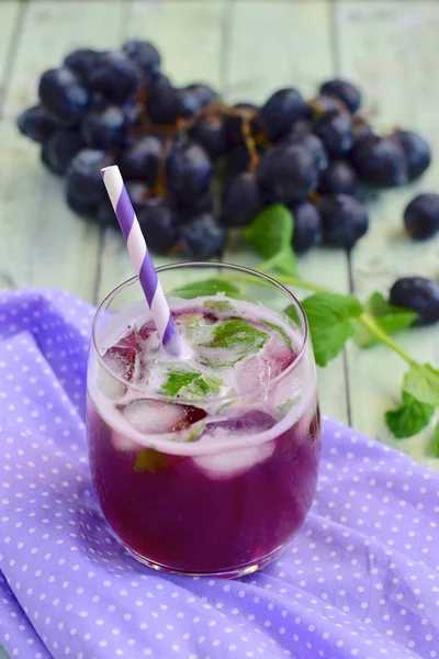 Refreshing Red Grape Beverage Glass Ice Cubes Garnish Mint Leaves — Stock Photo, Image